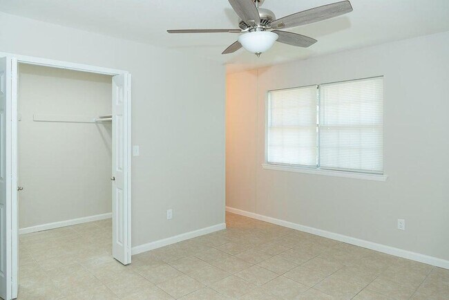 Building Photo - 127 Newcastle Cir