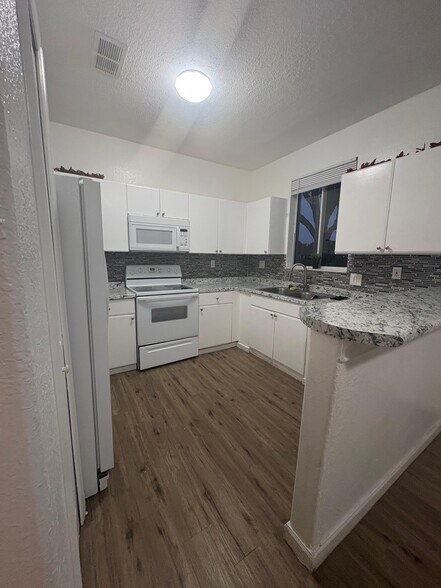 Building Photo - 2615 SE 14th Ave