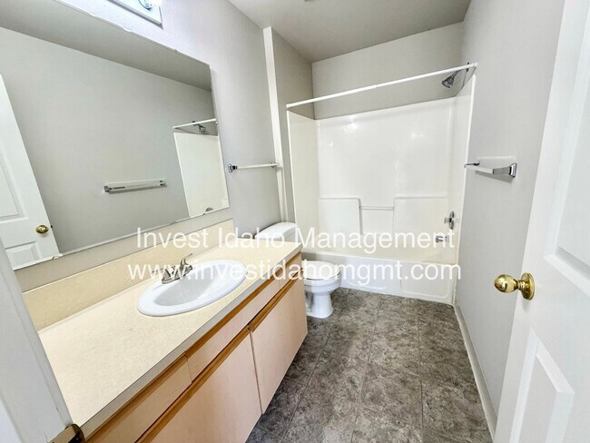 Building Photo - Avenger Lane