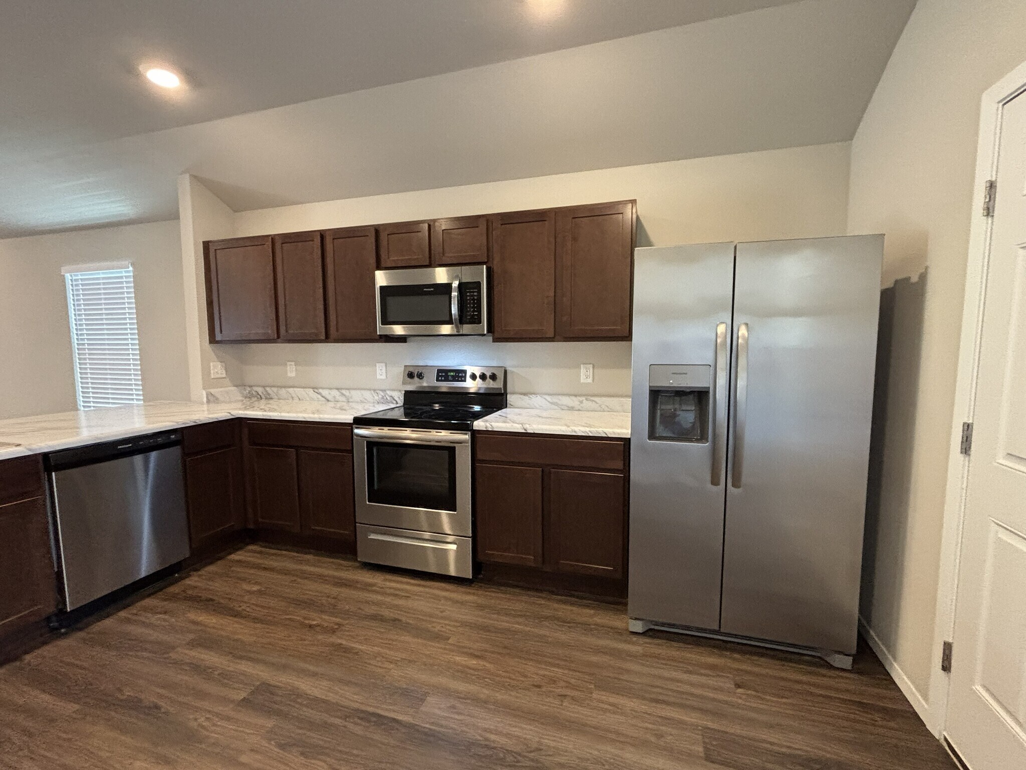 Building Photo - 1075 S Nighthawk Ln
