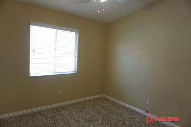 Building Photo - 3 Bedroom Home Near White Ln. & Gosford!