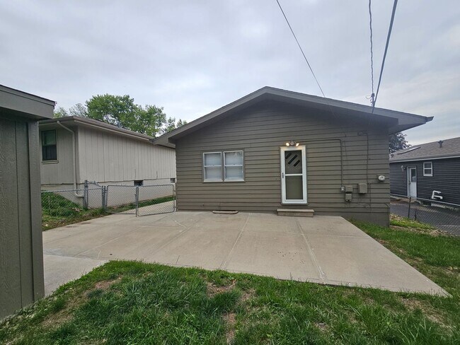 Building Photo - Spacious and Renovated 3 Bedroom Home