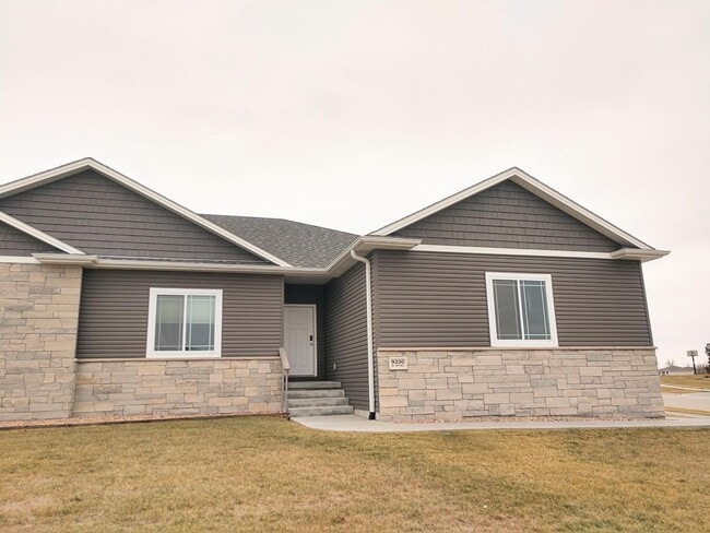 Building Photo - Luxury Townhome