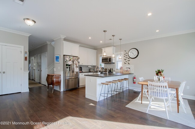 Building Photo - 41 Bank St