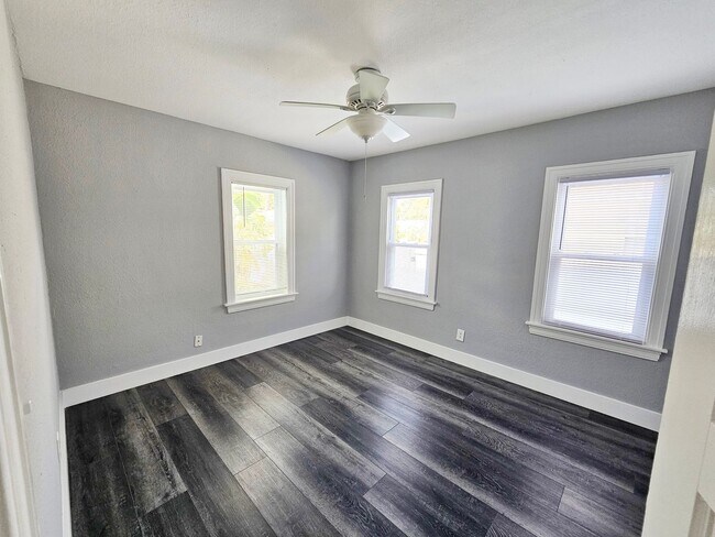 Building Photo - St. Petersburg Pool Home - 3 Bedroom 2 Bath