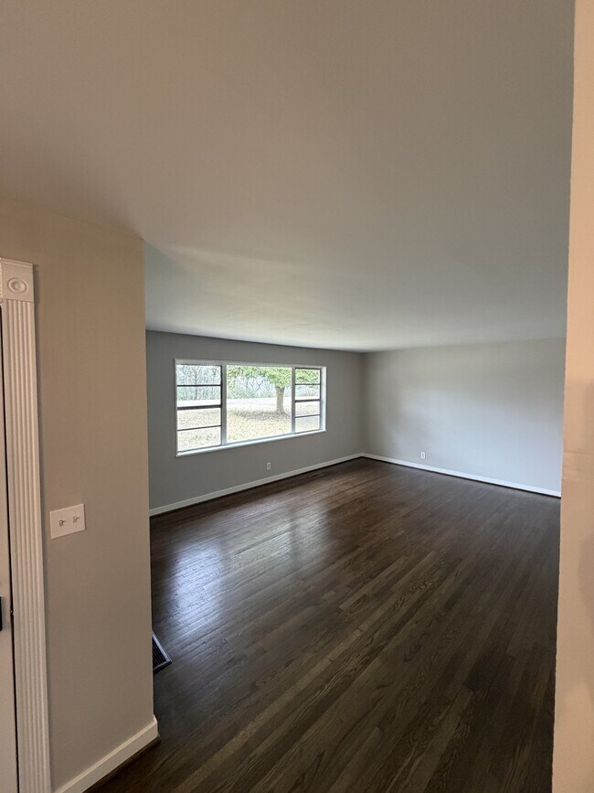 Building Photo - 853 Shades Crest Rd