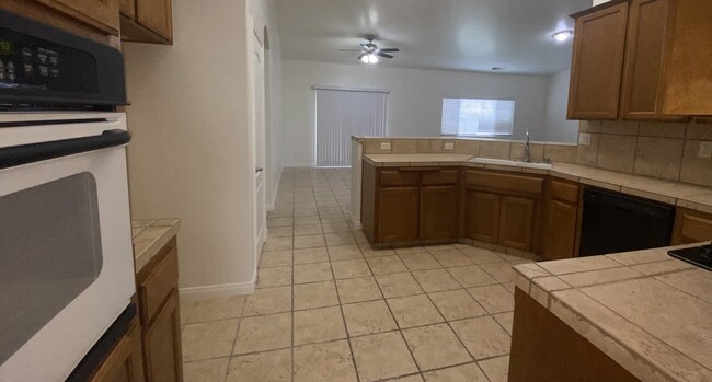 Building Photo - Spacious 4 Bedroom House