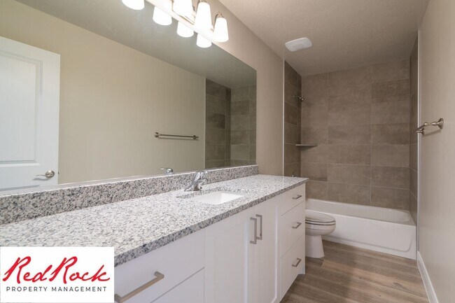 Building Photo - 4 Bedroom, 2.5 Bathroom Townhome in Hurric...
