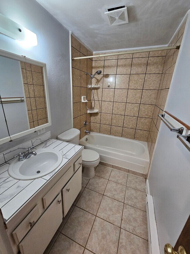 Building Photo - Port Orchard townhouse close to everything