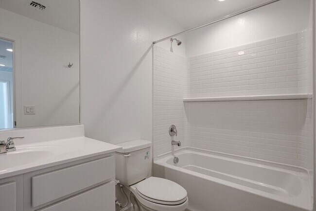 Building Photo - NEW 5 BEDROOM 3 BATHROOM HOME AVILABLE FOR RENT!