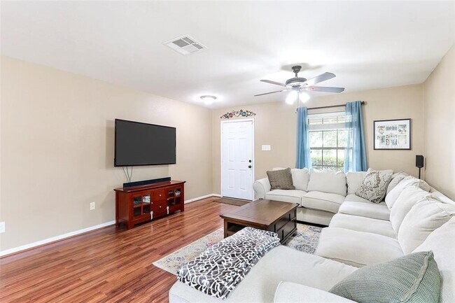 Building Photo - 8022 Yaupon View Dr