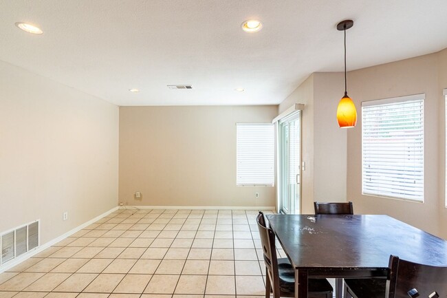 Building Photo - 13564 Cres Hill Dr