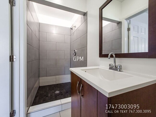Building Photo - 1215 1/2 Dewey Ave-