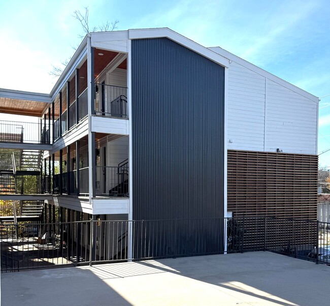 Building Photo - Remodeled Condo 2 Blocks to St. David's Me...
