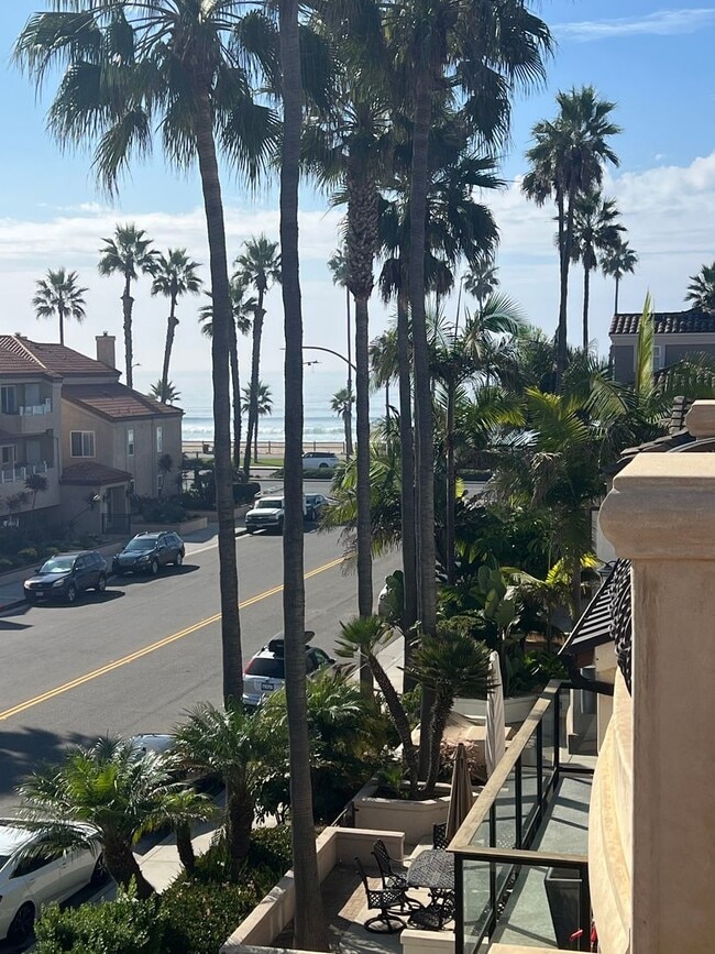 Building Photo - Custom home 1 block to ocean