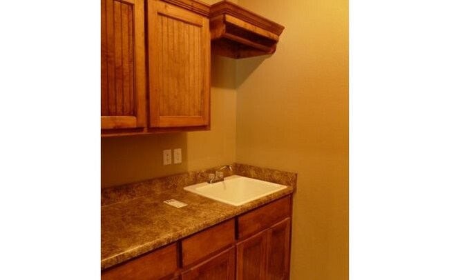 Building Photo - 637 Mineral Springs Rd