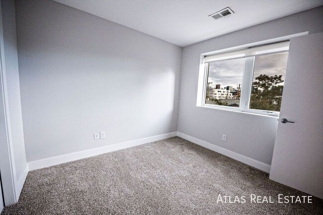 Building Photo - 2nd Floor LoHi 2 Bed 1 Bath with a Private...