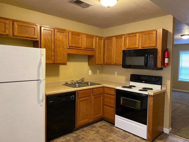 Building Photo - 803 Golf View Pl