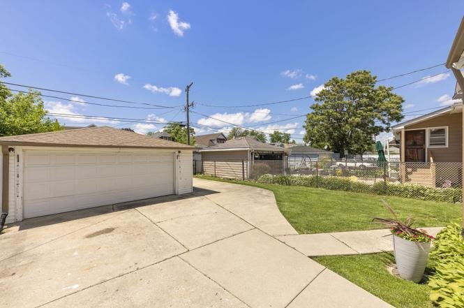 Building Photo - 636 S 19th Ave