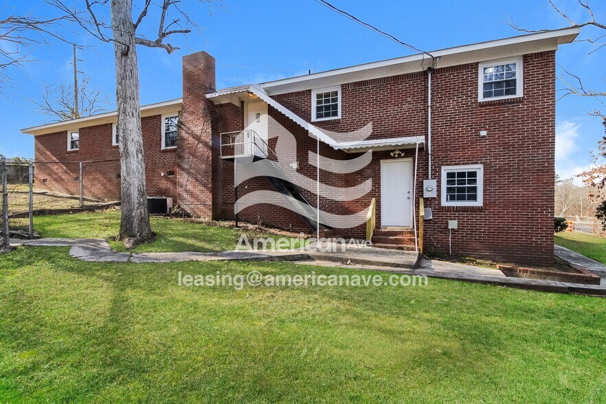 Building Photo - 1807 Holly Hill Dr