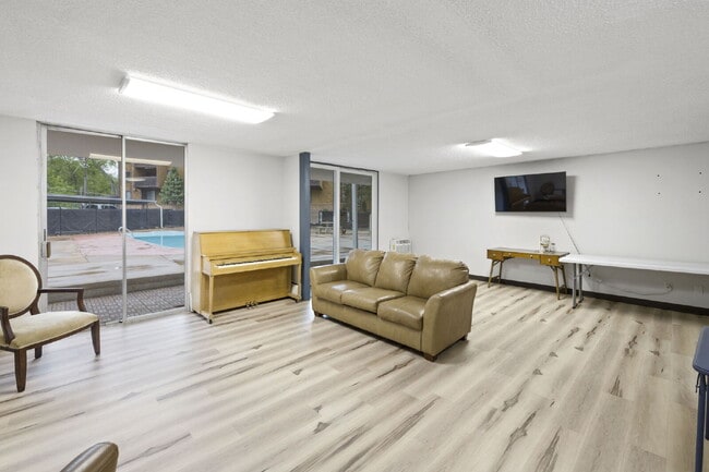 Building Photo - Live Above It All at the Satellite Condo 1 bed 1 bath!