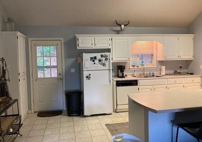 Building Photo - 2 Bedroom 2 Bath Located 1 Mile From Campus!!