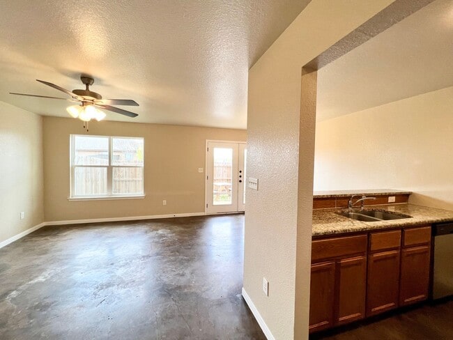 Building Photo - ~3 bedroom, 2.5 bath with balcony and priv...