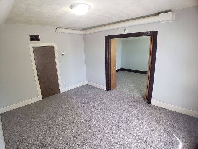 Building Photo - Cozy 2 Bedroom 1 bath Upstairs with Garage