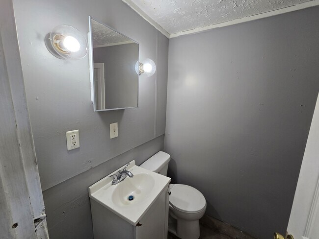 Building Photo - 415 Adams St