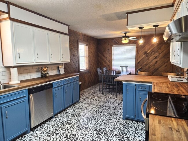 Building Photo - Large Three Bedroom Home Close To Midtown ...