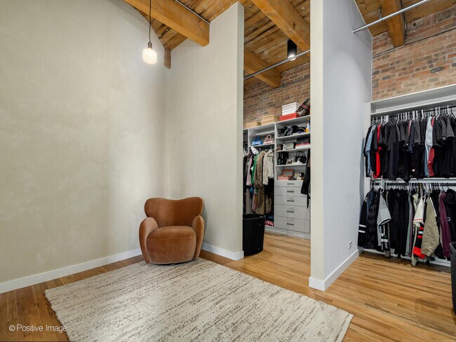 Building Photo - 312 N May St