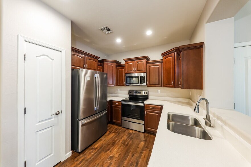 Building Photo - 11466 W St John Rd