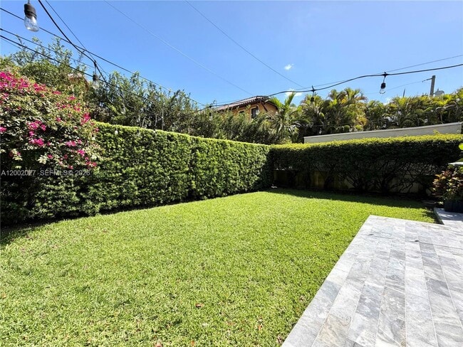 Building Photo - 815 Valencia Ave