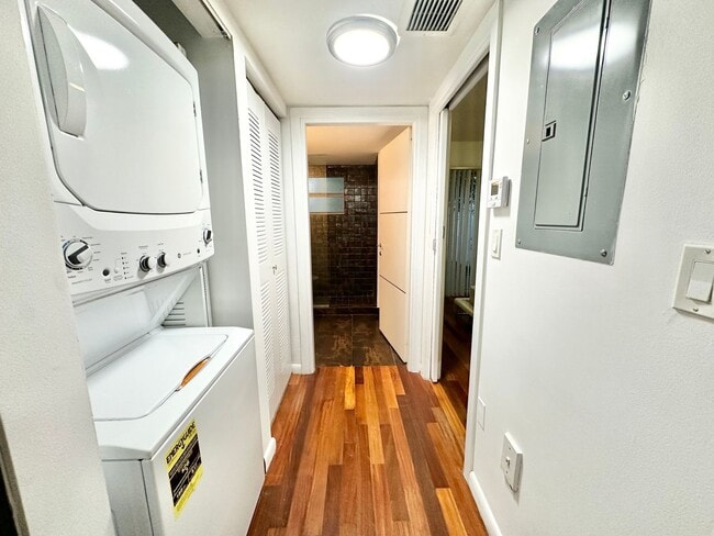 Building Photo - Tastefully furnished 1bed/1bath in the heart of South Beach!