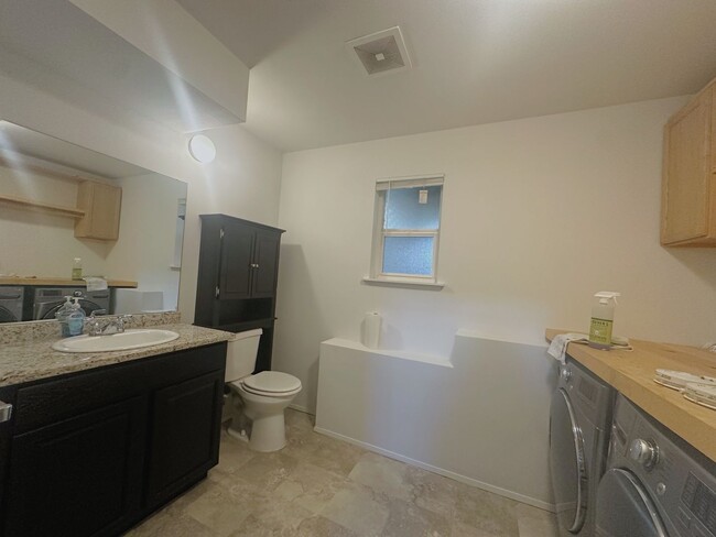 Building Photo - Beautiful 4-Bedroom 3-Bath Home in Marysvi...