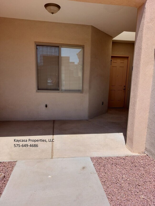 Building Photo - 2417 Cortina Manor