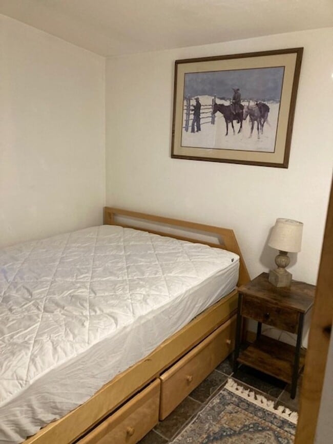 Building Photo - *Small Cozy Furnished Cabin*