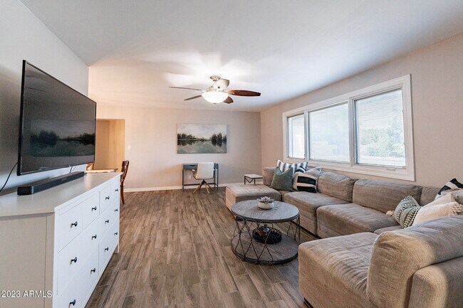 Building Photo - 4016 S Holbrook Ln