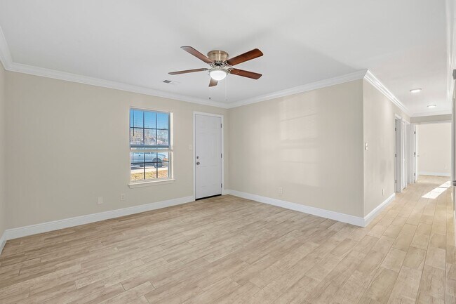 Building Photo - Crown Moulding********* Renovated 3 Bedroom 2 Bath********* Granite Countertops