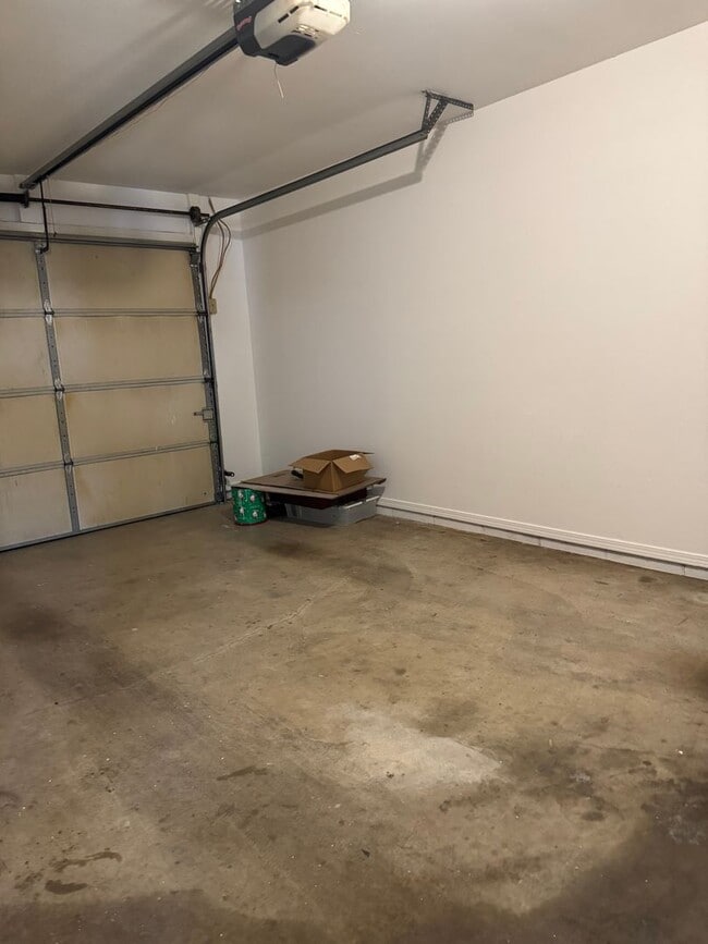 Building Photo - Charming 3 bedroom,  2 Bathroom