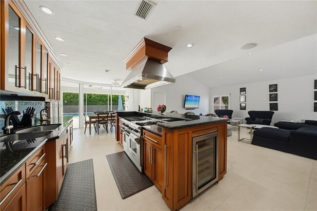 Building Photo - 14601 Pompano Dr