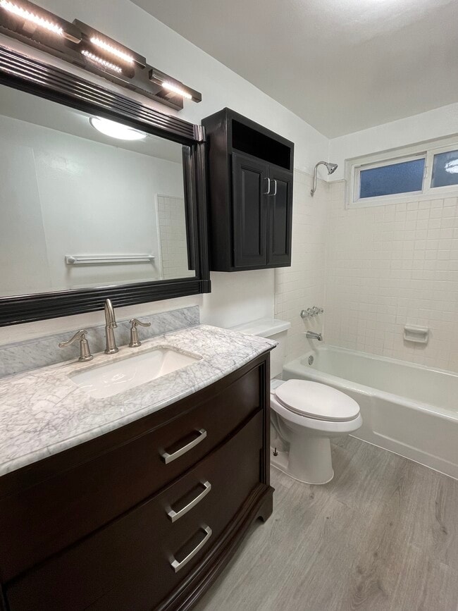 Bath_1 - 1106 Opal St