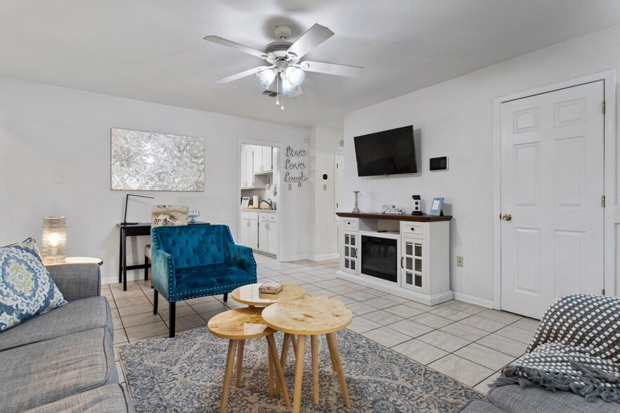 Building Photo - 805 Lewis Ave