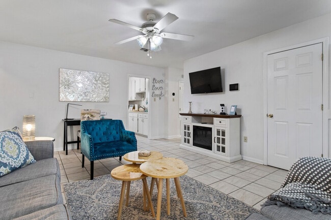 Building Photo - 805 Lewis Ave