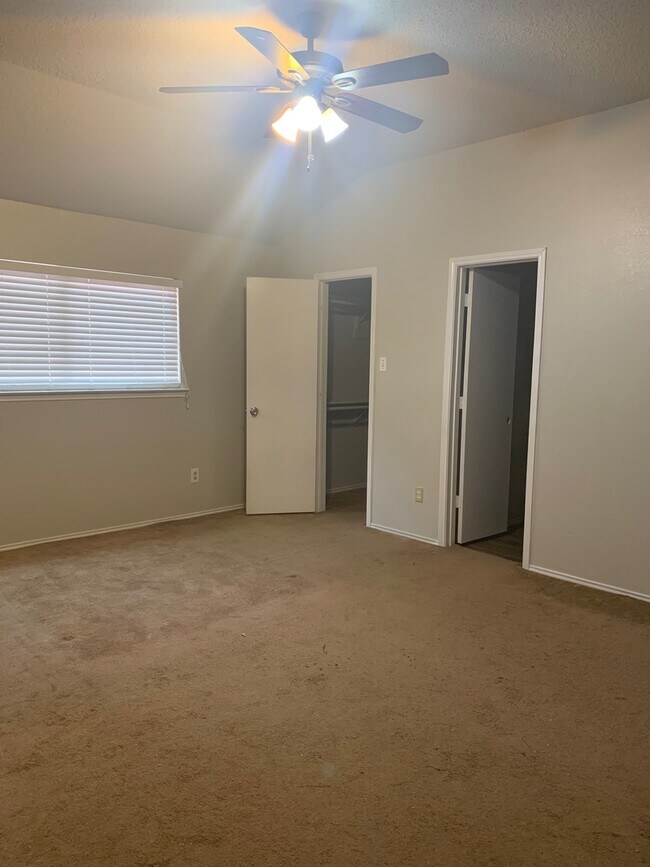 Building Photo - Affordable 3/2 House