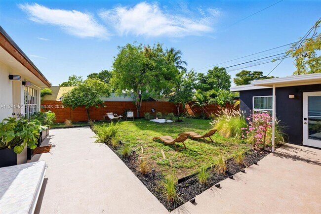 Building Photo - 1363 Biarritz Dr
