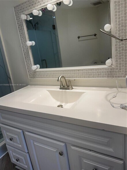 Building Photo - 9419 Fontainebleau Blvd