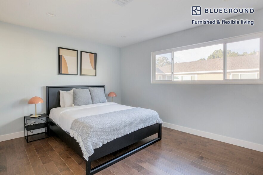 Building Photo - 743 Roble Ave