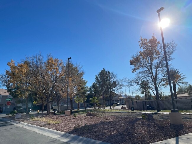 Building Photo - Awesome Three bedroom 2 1/2 townhouse in a gated community