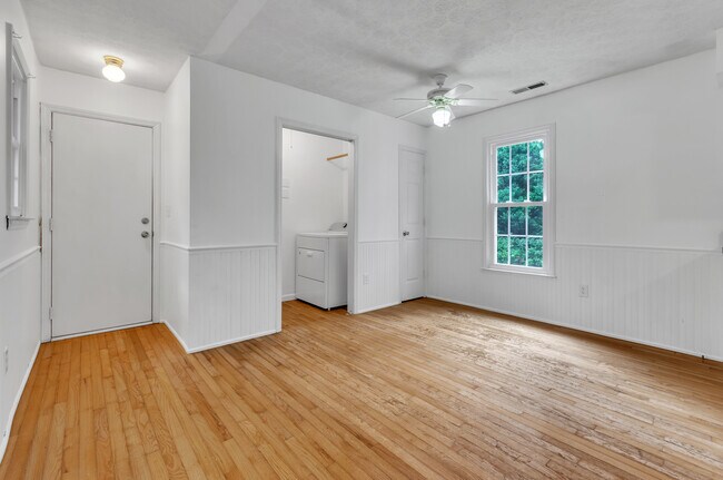 Building Photo - 517 Laurel Tree Ln